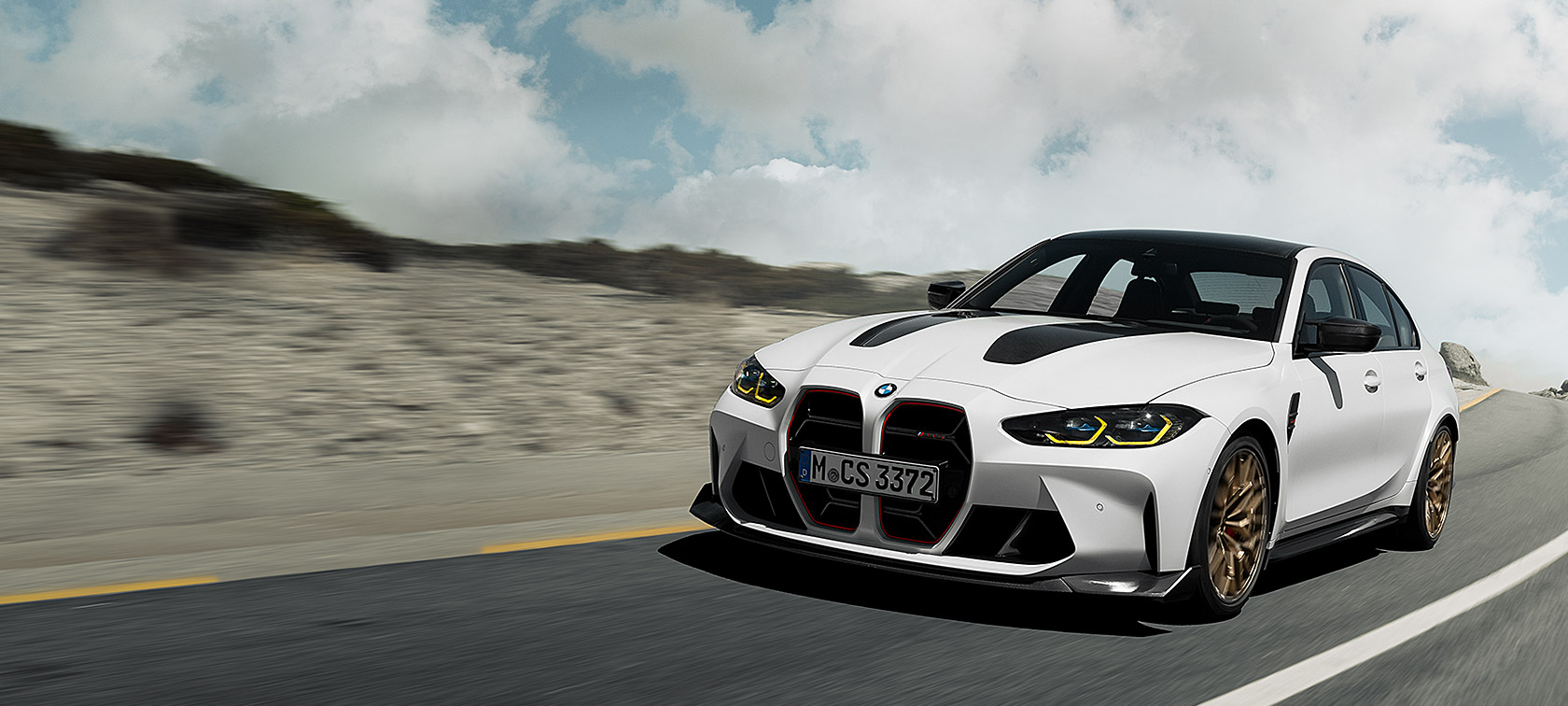 BMW M3 CS G80 vue de trois quarts avant en mouvement sur des circuits de course
