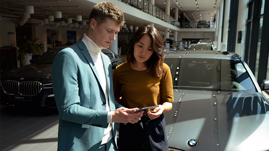 Le collaborateur de BMW conseille une cliente