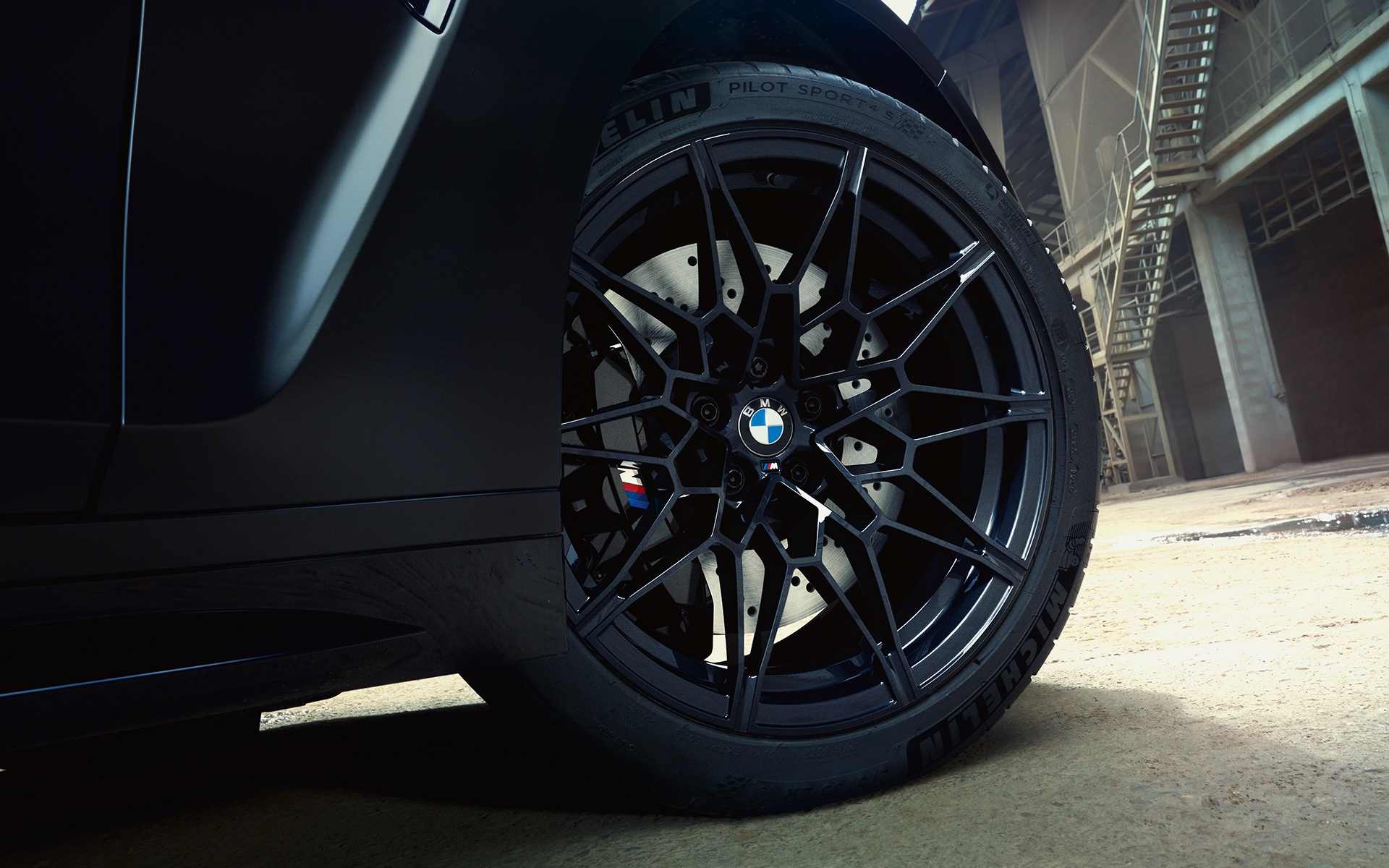 Freins M composites Schwarz de la BMW M3 M Competition Touring G81 BMW M3 Competition Touring G81 BMW Individual Frozen Black metallic freins composites M Schwarz, vue en gros plan