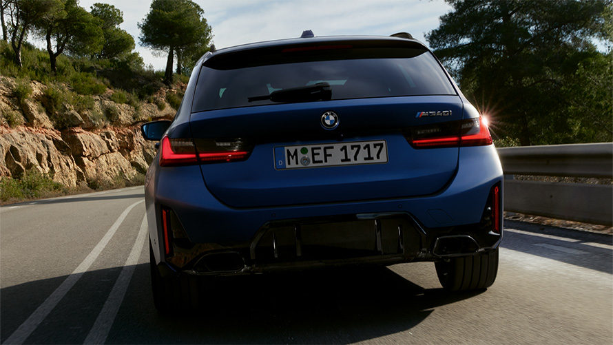 BMW M340i xDrive Touring G21 Frozen Tanzanite Blue vue arrière en mouvement sur la route