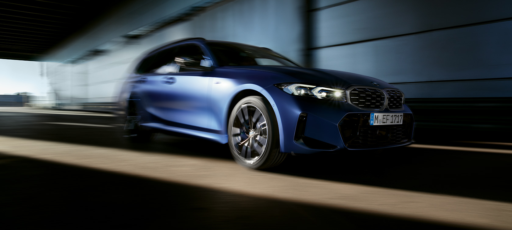BMW M340i xDrive Touring G21 vue de trois quarts de profil en mouvement BMW M340i xDrive Touring G21 vue de trois quarts de profil en mouvement