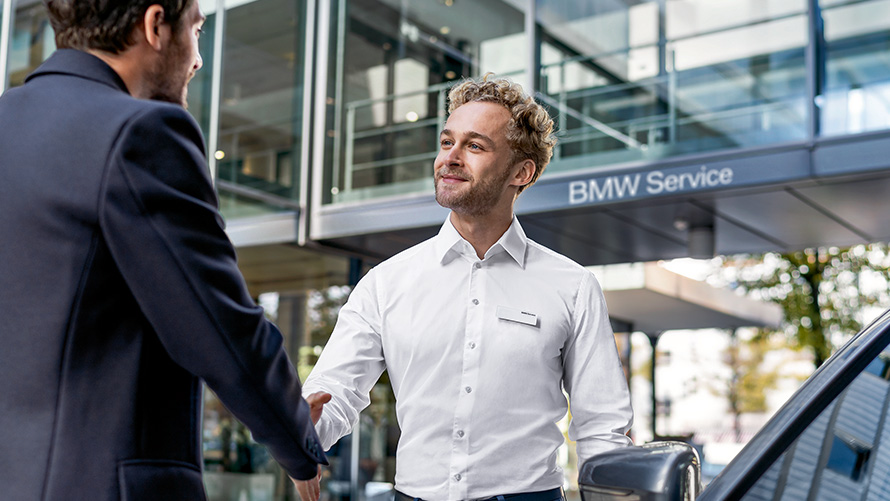 Le collaborateur du service BMW salue ses clients Le collaborateur BMW Service salue ses clients