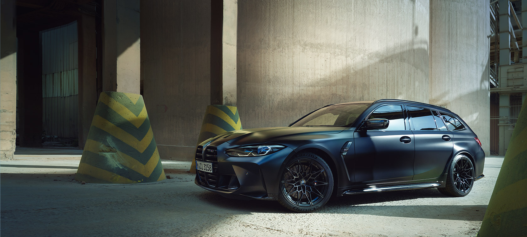 Vue latérale de la BMW M3 Competition Touring G81 BMW M3 Competition Touring G81 BMW Individual Frozen Black metallic vue latérale à l’arrêt
