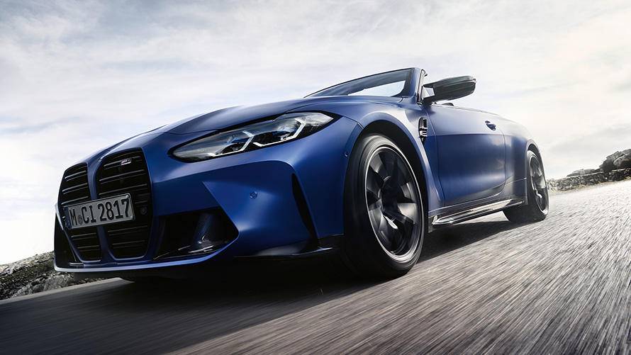 BMW M4 Competition Cabrio avec M xDrive G83 2021, vue avant avec doubles naseaux BMW M4 Competition Cabrio avec M xDrive G83 2021 BMW Individual Frozen Portimao Blau metallic Naseaux avant vue en contre-plongée