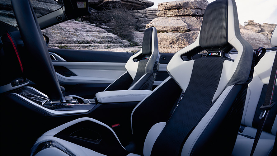 Sièges baquets M Carbon BMW M4 Competition Cabrio avec M xDrive G83 2021 Habitacle avec capote ouverte BMW M4 Competition Cabrio avec M xDrive G83 2021 M Carbon Sièges baquets Intérieur avec capote ouverte
