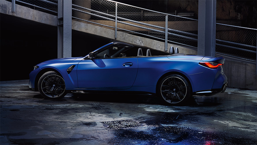 BMW M4 Competition Cabrio avec M xDrive G83 2021 Vue de profil avec capote ouverte BMW M4 Competition Cabrio avec M xDrive G83 2021 Frozen Portimao Blau metallic vue de profil avec capote ouverte