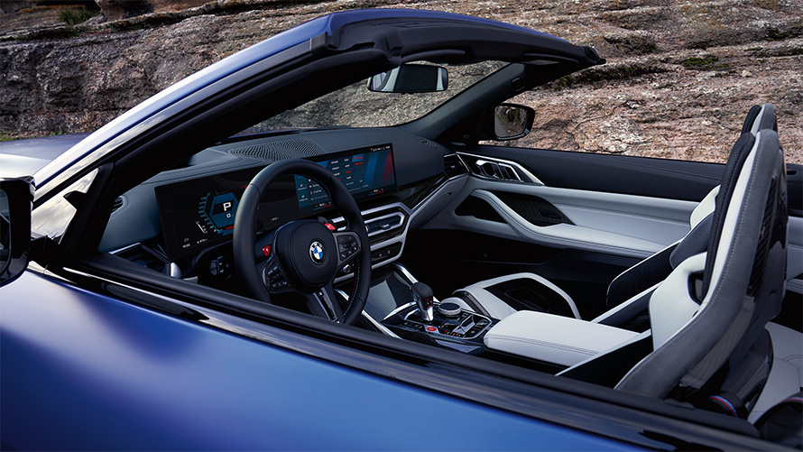 BMW M4 Competition Cabrio avec M xDrive G83 2021 Habitacle avec capote ouverte BMW M4 Competition Cabrio avec M xDrive G83 2021 BMW Individual Frozen Portimao Blau metallic Poste de conduite et habitacle avec capote ouverte
