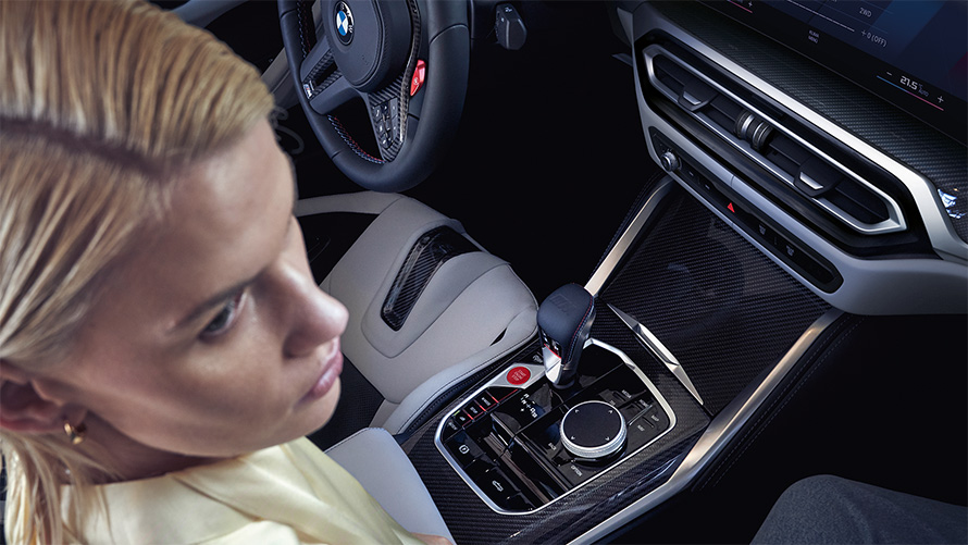 BMW M4 Competition Cabrio avec M xDrive G83 Intérieur 2021 Console centrale BMW M4 Competition Cabrio avec M xDrive G83 2021 Console centrale et femme sur siège passager avant