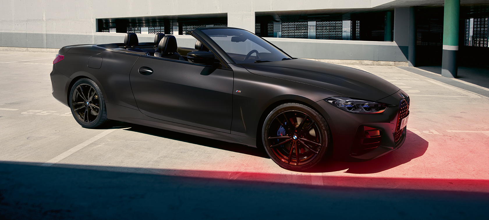 Vue de trois quarts de profil de la BMW M440i xDrive Cabrio G23 2020 BMW M440i xDrive Cabrio G23 2020 BMW Individual Frozen Deep Grey metallic, vue de trois quarts de profil