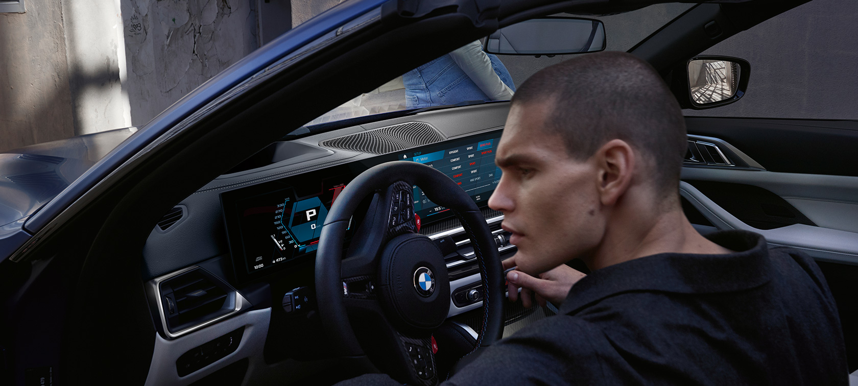 BMW M4 Competition cabrio avec M xDrive G83 2021 Poste de conduite BMW M4 Competition Cabrio avec M xDrive G83 2021 BMW Individual Frozen Portimao Blau metallic Poste de conduite avec porte ouverte et mannequin masculin