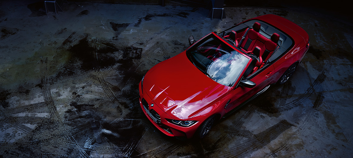BMW Individual Imolarot metallic BMW M4 Competition Cabrio avec M xDrive G83 2021 BMW M4 Competition Cabrio avec M xDrive G83 2021 BMW Individual Imolarot metallic, vue de trois quarts avant vue de haut avec capote en tissu ouverte