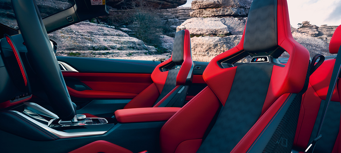 Équipement tout cuir BMW Individual Merino Fionarot/Schwarz BMW M4 Competition Cabrio avec M xDrive G83 2021 Équipement tout cuir BMW Individual Merino Fionarot/Schwarz BMW M4 Competition Cabrio avec M xDrive G83 2021 Intérieur Vue de profil avec capote en tissu ouverte