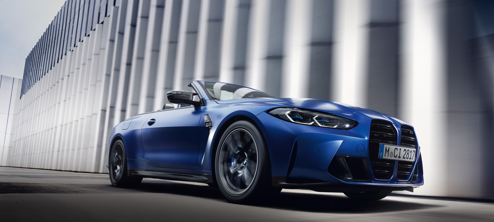 BMW M4 Competition Cabrio avec M xDrive G83 2021 BMW Individual Frozen Portimao Blau metallic, vue en contre-plongée de profil en stationnement