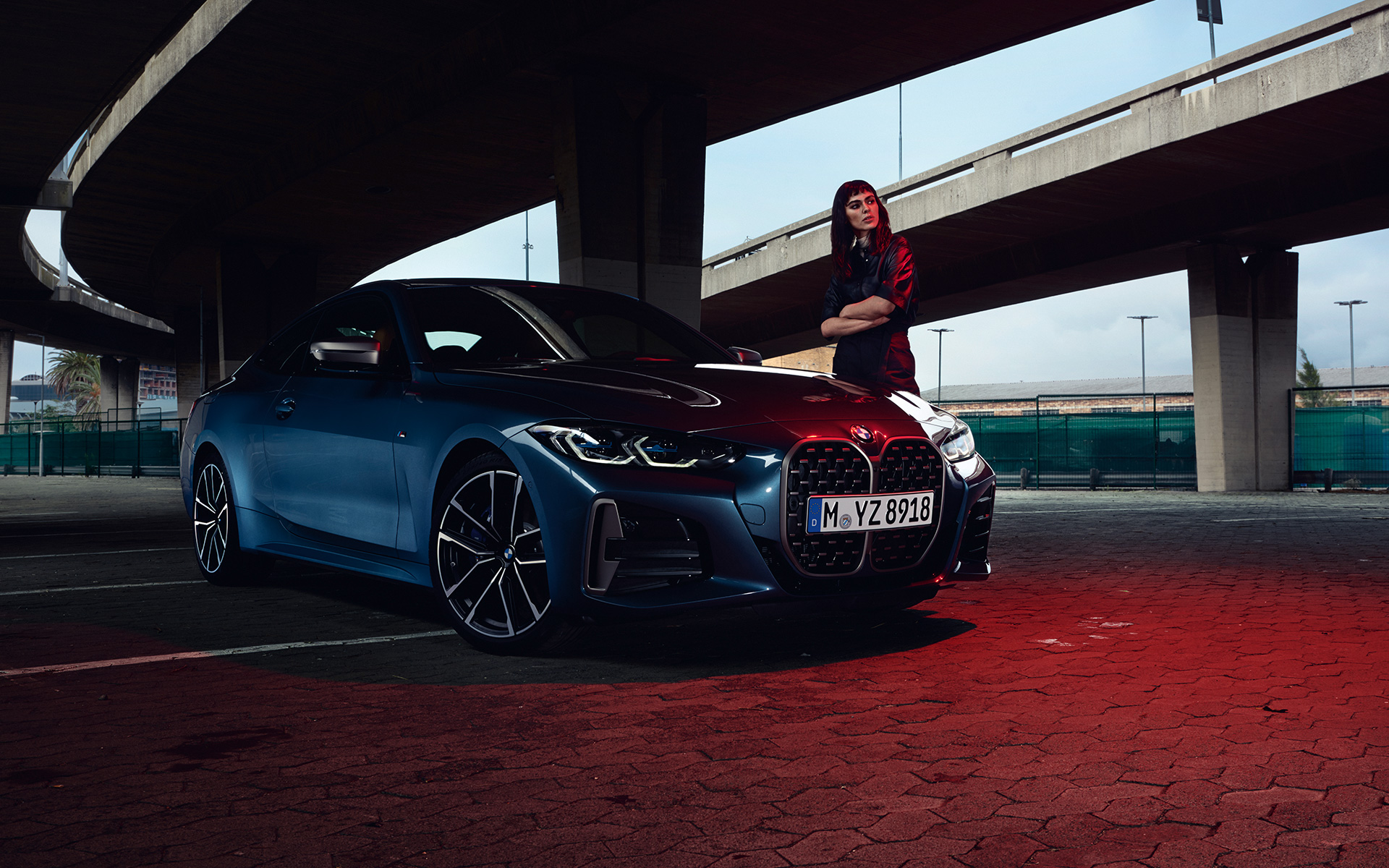 BMW M440i xDrive Coupé G22 2020 G82 2020 Arctic Race Blue metallic vue de trois quarts avant avec modèle