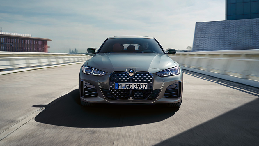 BMW M440i xDrive Gran Coupé G26 2021 vue avant sur la route BMW M440i xDrive Gran Coupé G26 2021 Frozen Pure Grey metallic vue de face sur la route