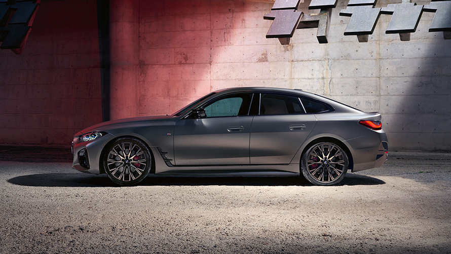 BMW M440i xDrive Gran Coupé G26 2021 vue de profil BMW M440i xDrive Gran Coupé G26 2021 Frozen Pure Grey metallic vue de profil devant un mur