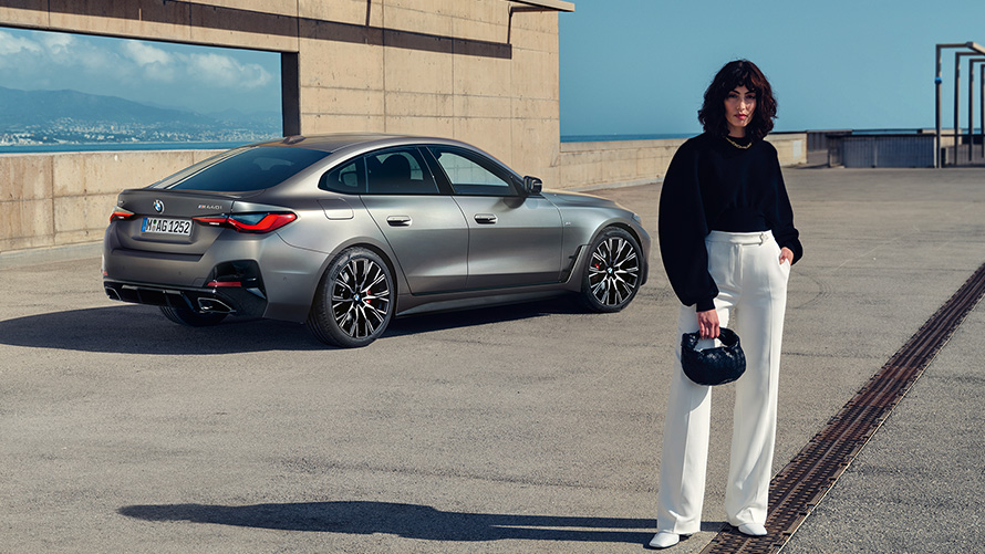 BMW M440i xDrive Gran Coupé G26 2021 vue de trois quarts arrière avec modèle BMW M440i xDrive Gran Coupé G26 2021 Frozen Pure Grey metallic vue de trois quarts arrière avec modèle