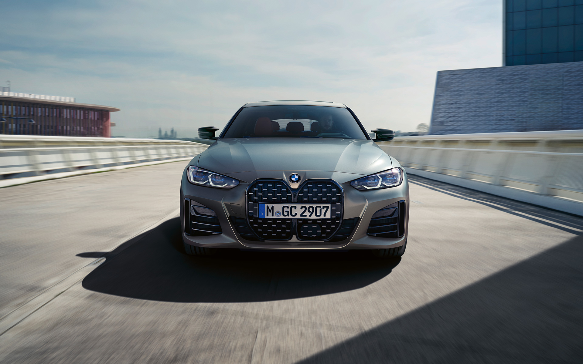 BMW M440i xDrive Gran Coupé G26 2021 Frozen Pure Grey metallic vue de face sur la route