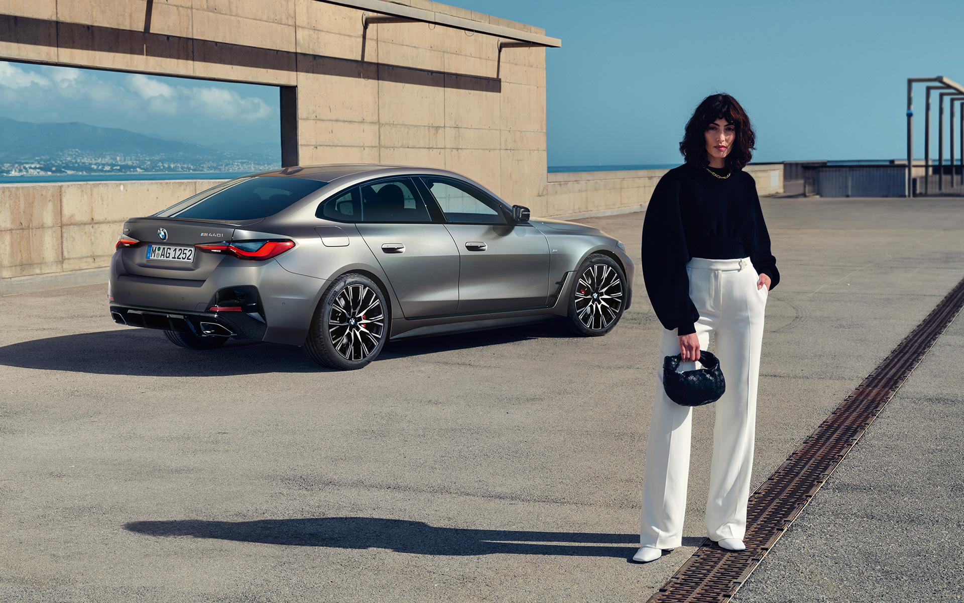 BMW M440i xDrive Gran Coupé G26 2021 Frozen Pure Grey metallic vue de trois quarts arrière avec modèle