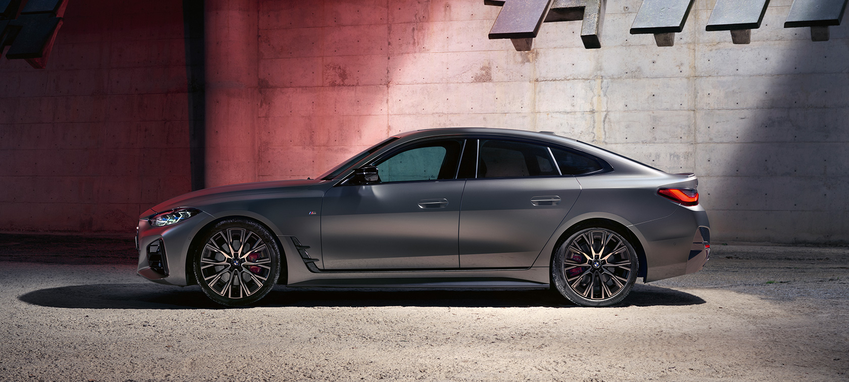 BMW M440i xDrive Gran Coupé G26 2021 vue de profil BMW M440i xDrive Gran Coupé G26 2021 BMW Individual Frozen Pure Grey metallic vue de profil à l’arrêt