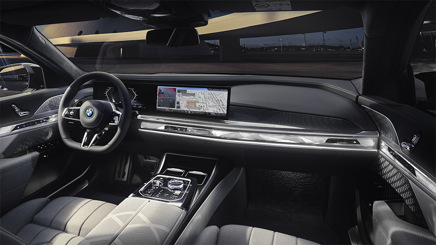 Intérieur poste de conduite BMW M760e xDrive Berline G70 vue du passager avant