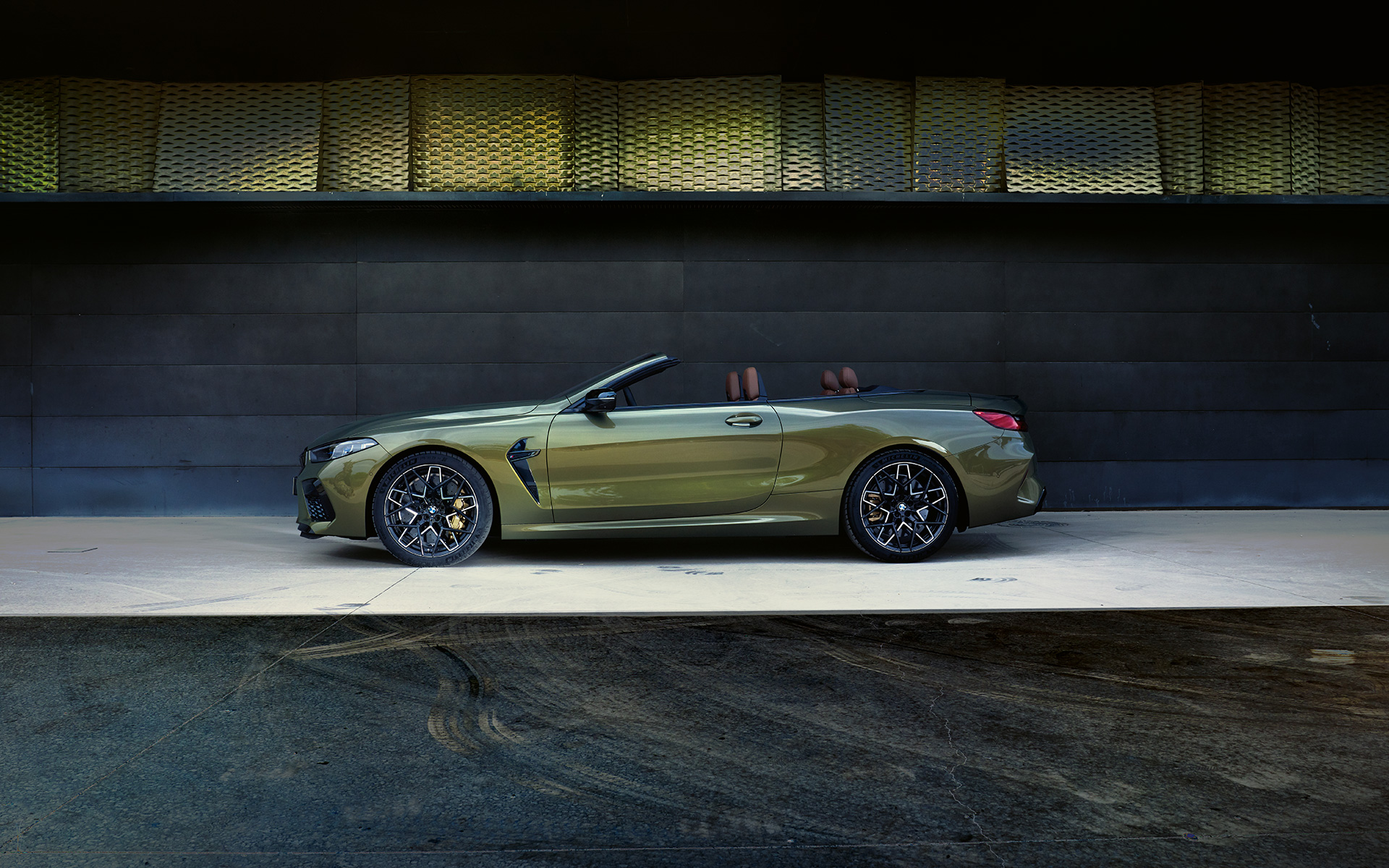 Vue de profil sur scène la nouvelle BMW M8 Competition Cabrio F91 Restylage 2022 La nouvelle BMW M8 Competition Cabrio F91 LCI restylage 2022 BMW Individual Brass metallic Vue de profil sur scène