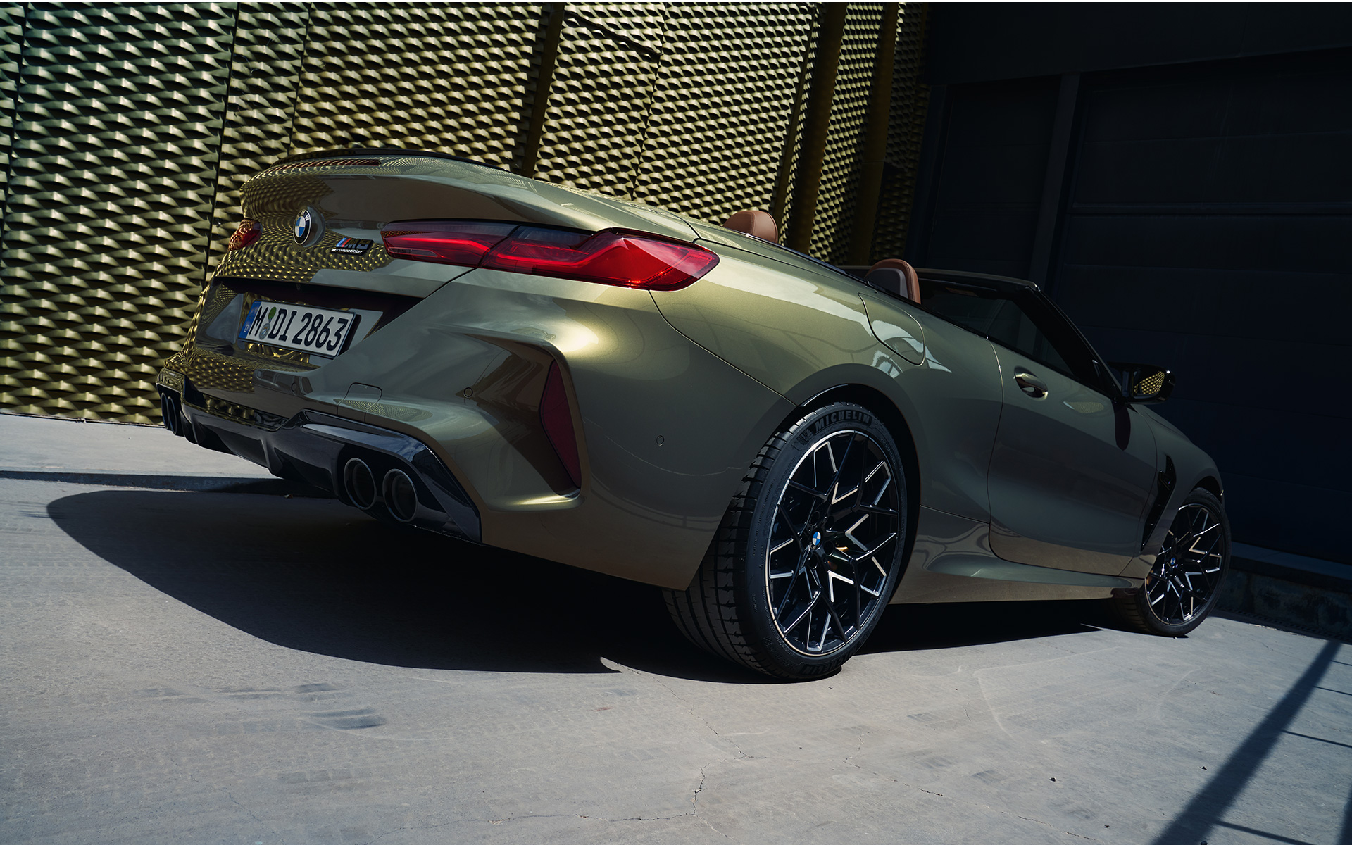 Vue de trois quarts arrière la nouvelle BMW M8 Competition Cabrio F91 LCI restylage 2022 La nouvelle BMW M8 Competition Convertible F91 LCI Facelift 2022 BMW Individual Brass metallic three-quarter rear view low angle shot