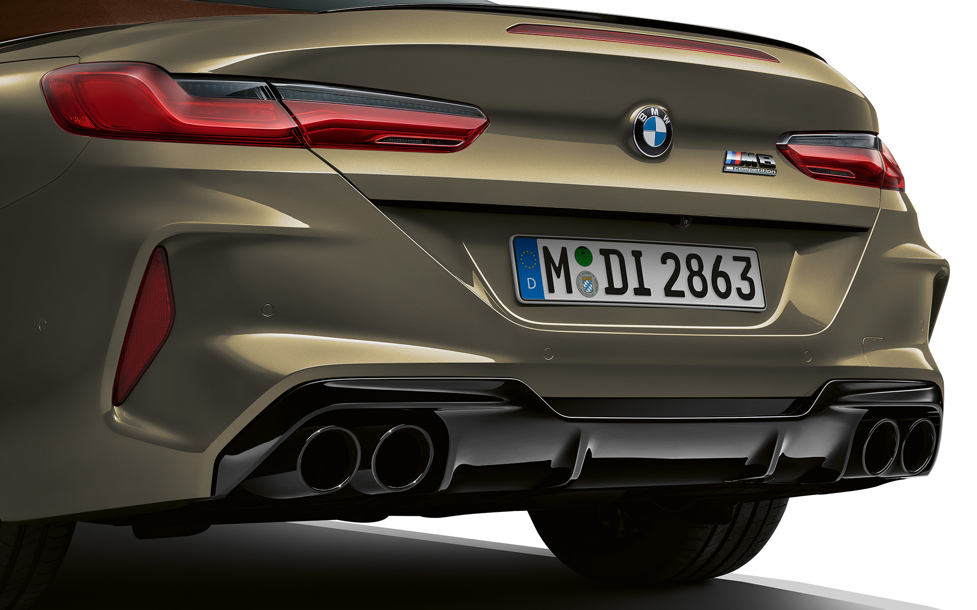 Vue arrière de la nouvelle BMW M8 Competition Cabrio F91 LCI restylage 2022 La nouvelle BMW M8 Competition Cabrio F91 LCI restylage 2022 BMW Individual Brass metallic vue arrière en gros plan