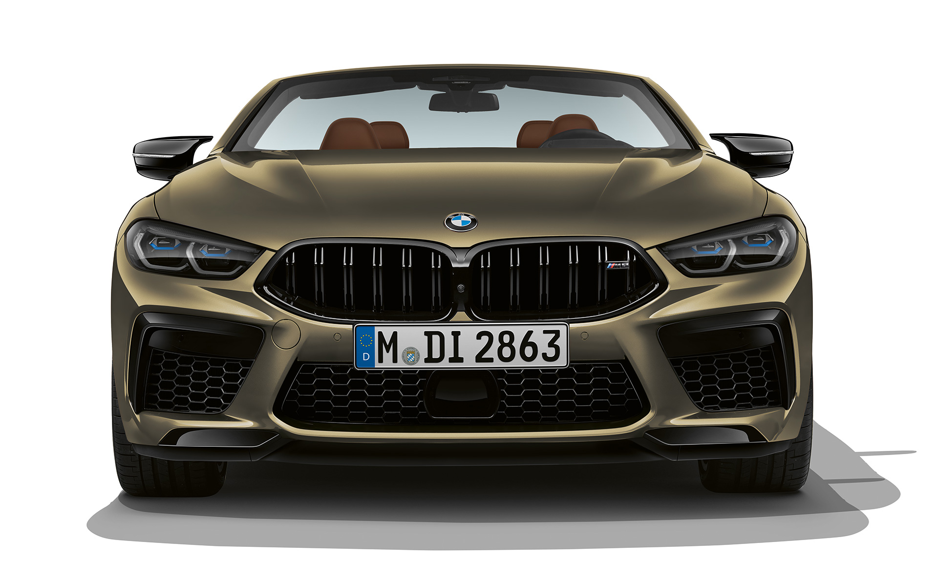 Vue avant de la nouvelle BMW M8 Competition Cabrio F91 restylage LCI 2022 La nouvelle BMW M8 Competition Cabrio F91 LCI restylage 2022 BMW Individual Brass metallic vue de face