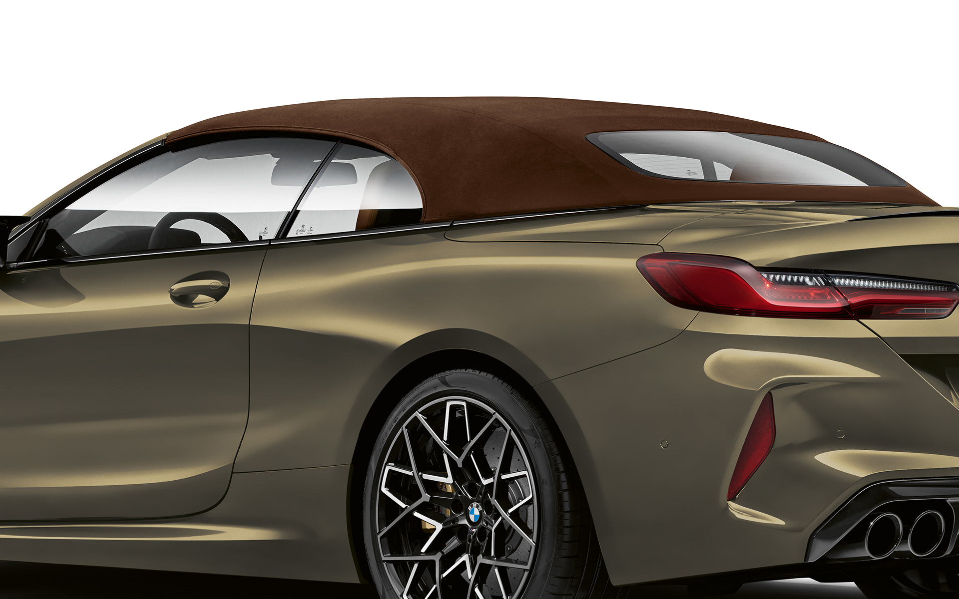 Vue de trois quarts arrière la nouvelle BMW M8 Competition Cabrio F91 LCI restylage 2022 La nouvelle BMW M8 Competition Cabrio F91 LCI restylage 2022 BMW Individual Brass metallic vue de trois quarts arrière
