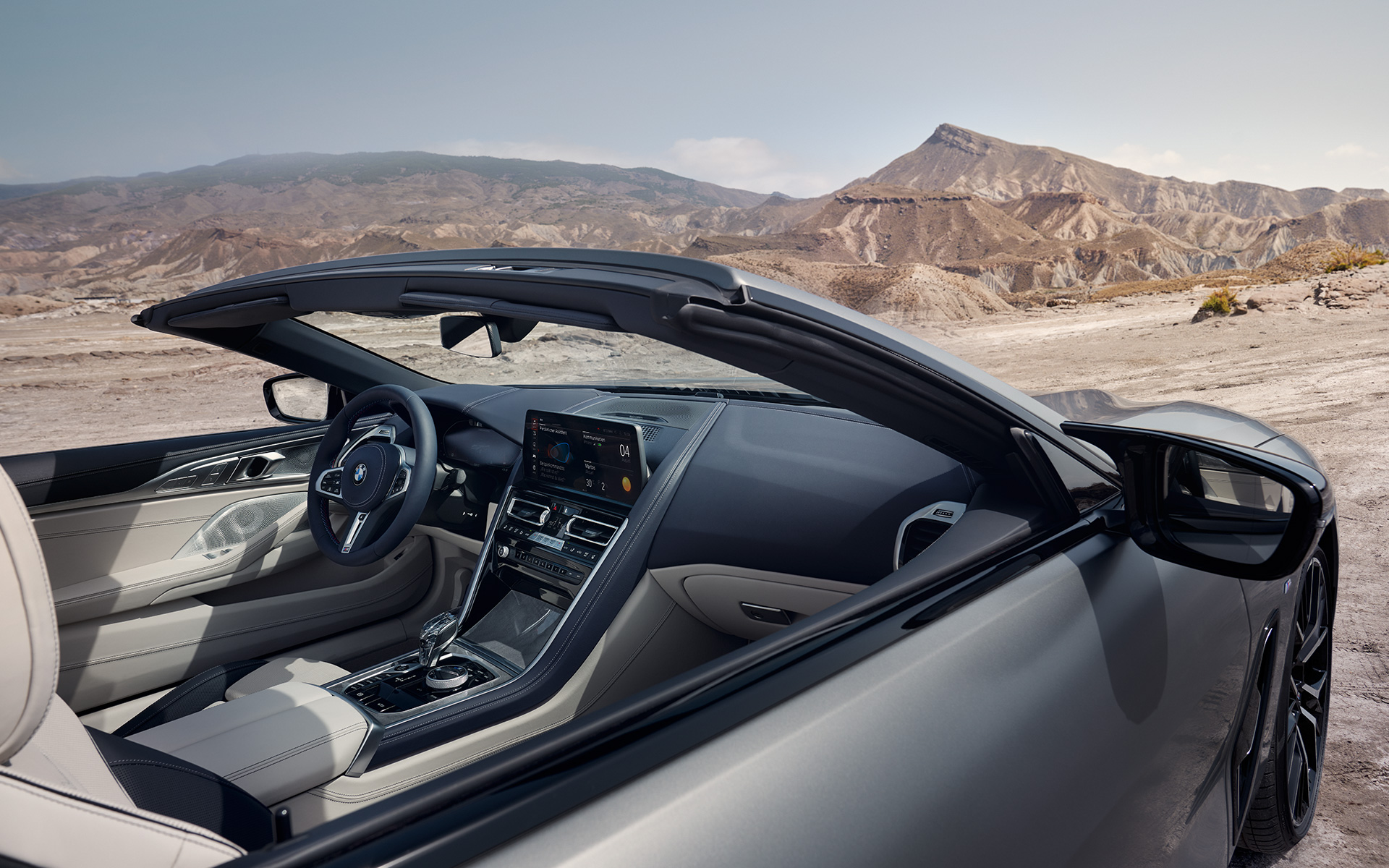 Intérieur de la nouvelle BMW M850i xDrive Cabrio G14 LCI restylage 2022 La nouvelle BMW M850i xDrive Cabrio G14 LCI restylage 2022 BMW Individual Frozen Pure Grey metallic, vue de l'habitacle à travers la capote ouverte