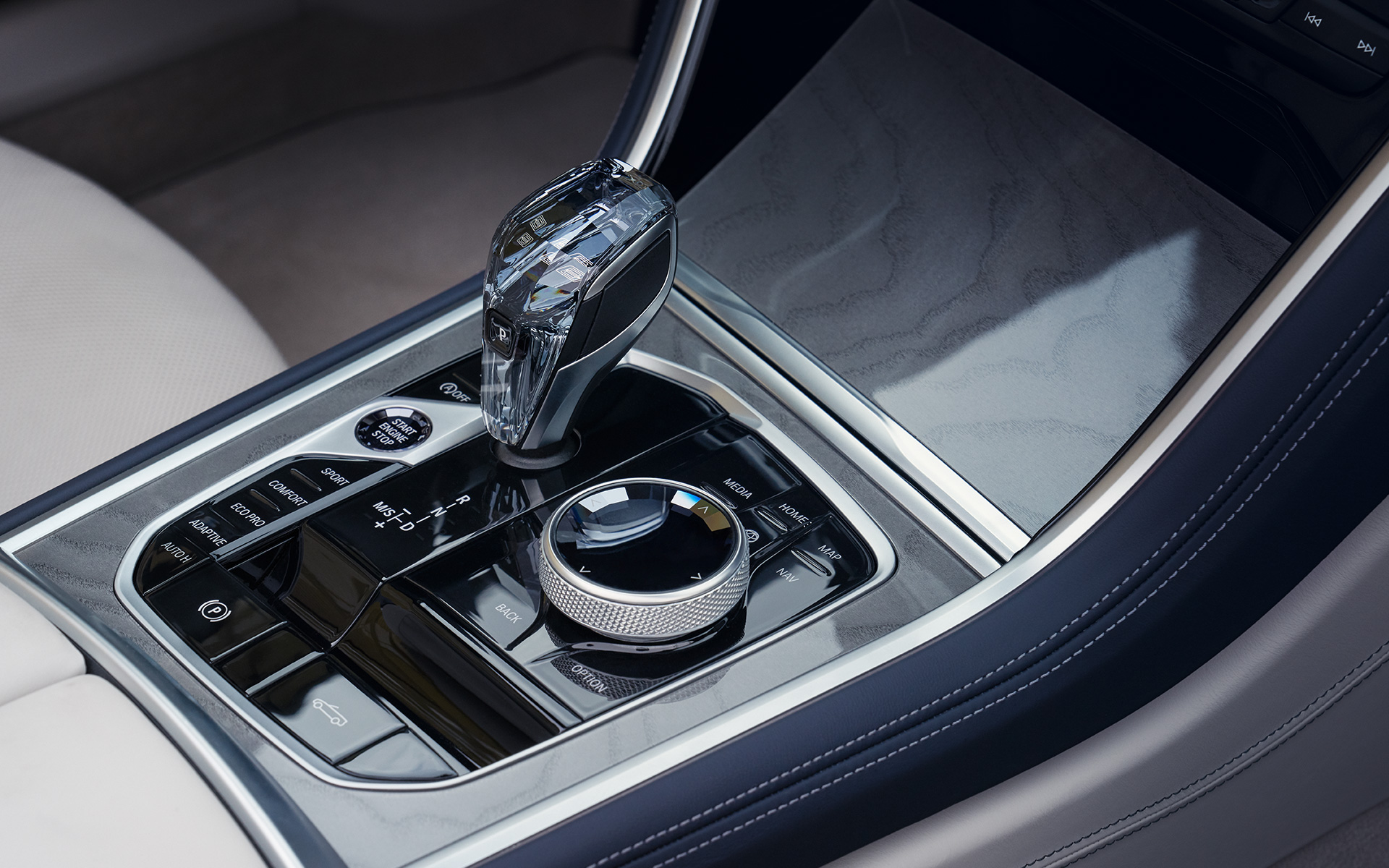 La nouvelle BMW M850i xDrive Cabrio G14 LCI restylage 2022 poste de conduite La nouvelle BMW M850i xDrive Cabrio G14 LCI restylage 2022 Sélecteur de vitesses avec applique en verre CraftedClarity, vue en gros plan