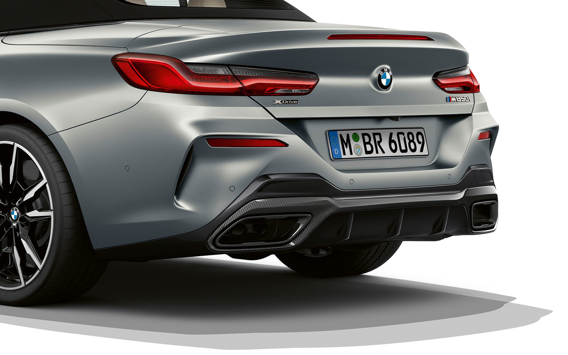Vue de trois quarts arrière Jupe arrière la nouvelle BMW M850i xDrive Cabrio G14 LCI restylage 2022 La nouvelle BMW M850i xDrive Cabrio G14 LCI restylage 2022 BMW Individual Frozen Pure Grey metallic vue de trois quarts arrière jupe arrière gros plan
