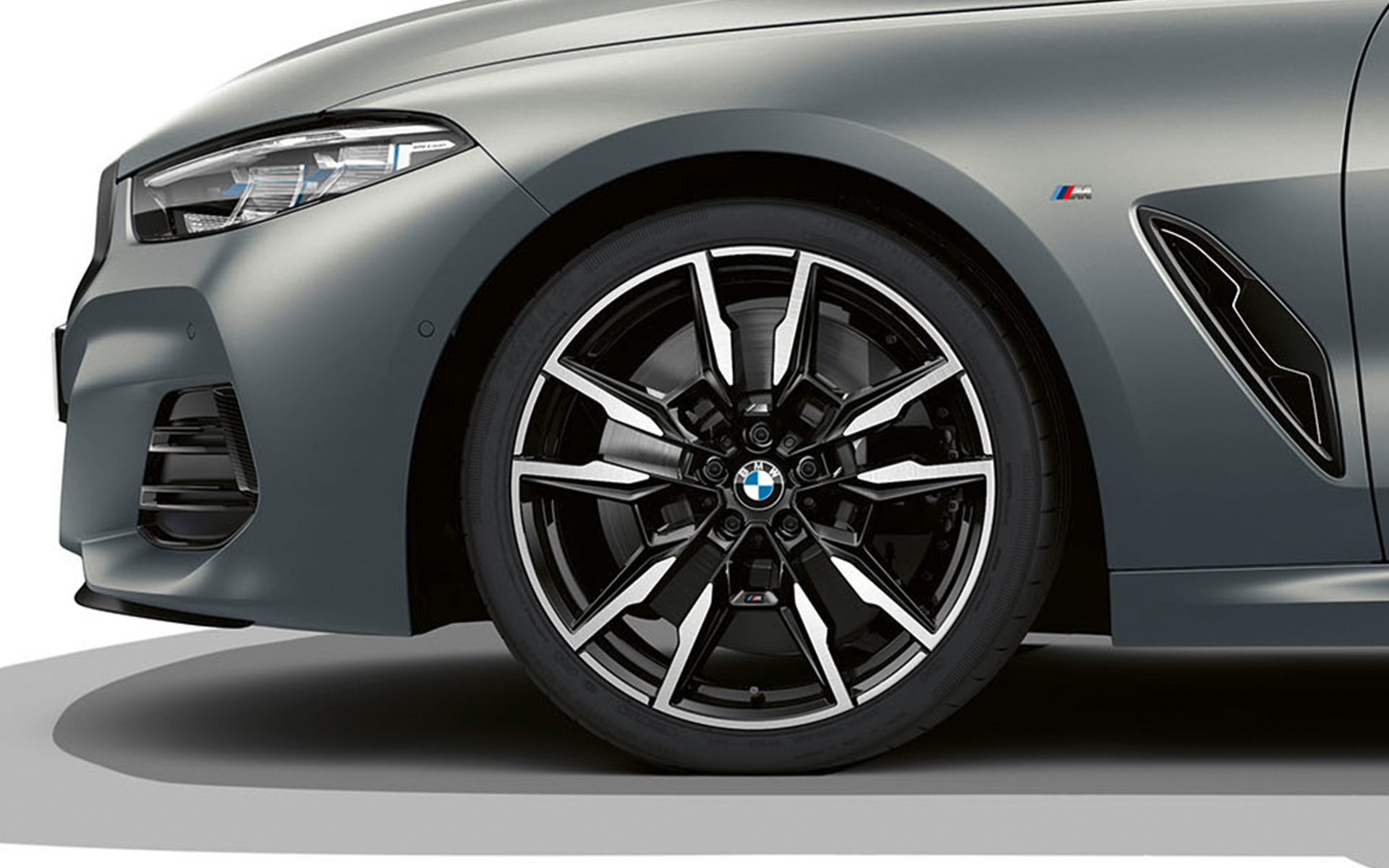 Jantes BMW M 20" en alliage léger, à doubles rayons 894 M la nouvelle BMW M850i xDrive Cabrio G14 LCI restylage 2022 La nouvelle BMW M850i xDrive Cabrio G14 LCI restylage 2022 BMW Individual Frozen Pure Grey metallic Jantes BMW M en alliage léger, à doubles rayons 894 M, 20", en gros plan