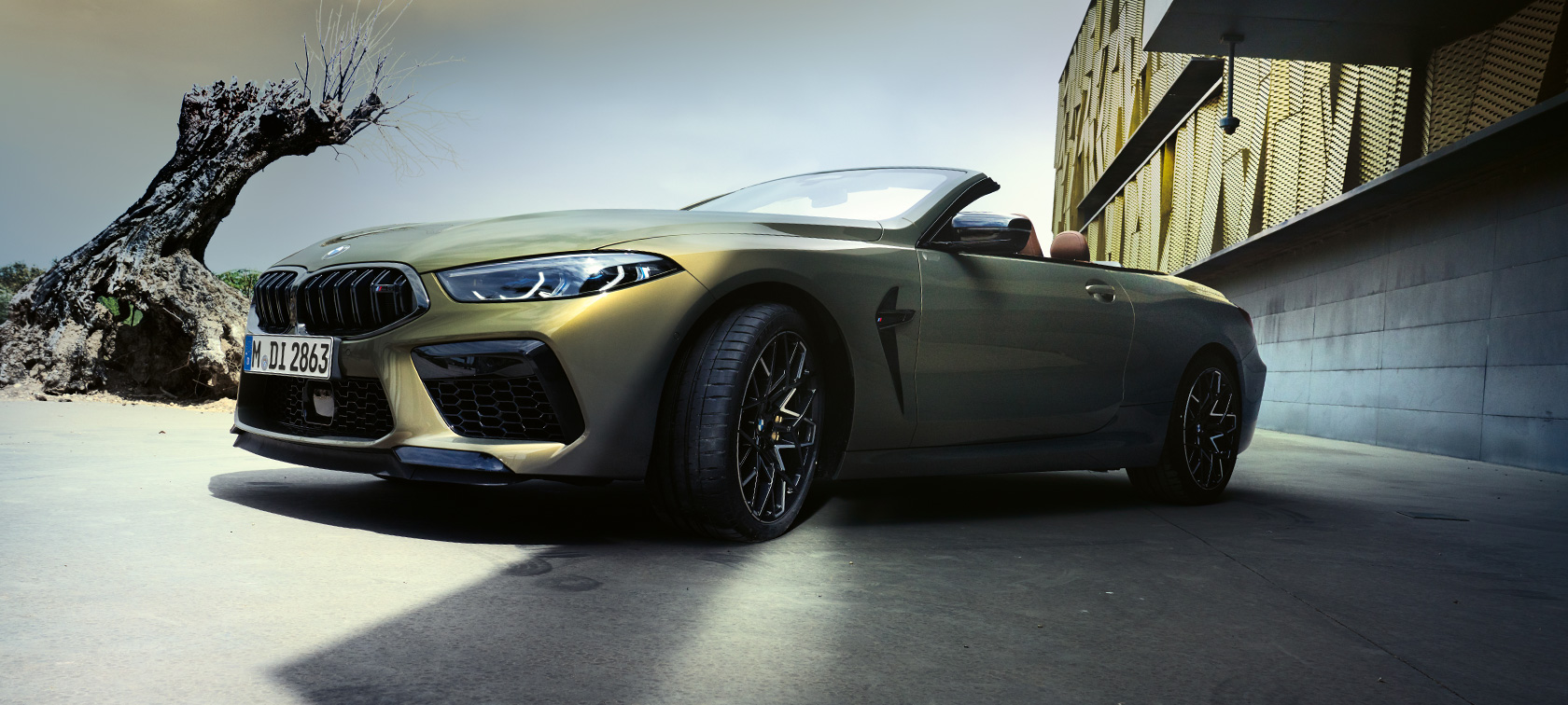 Vue de trois quarts avant de la nouvelle BMW M8 Competition Cabrio F91 LCI 2022 La nouvelle BMW M8 Competition Cabrio F91 LCI restylage 2022 BMW Individual Brass metallic vue de trois quarts avant vue en contre plongée