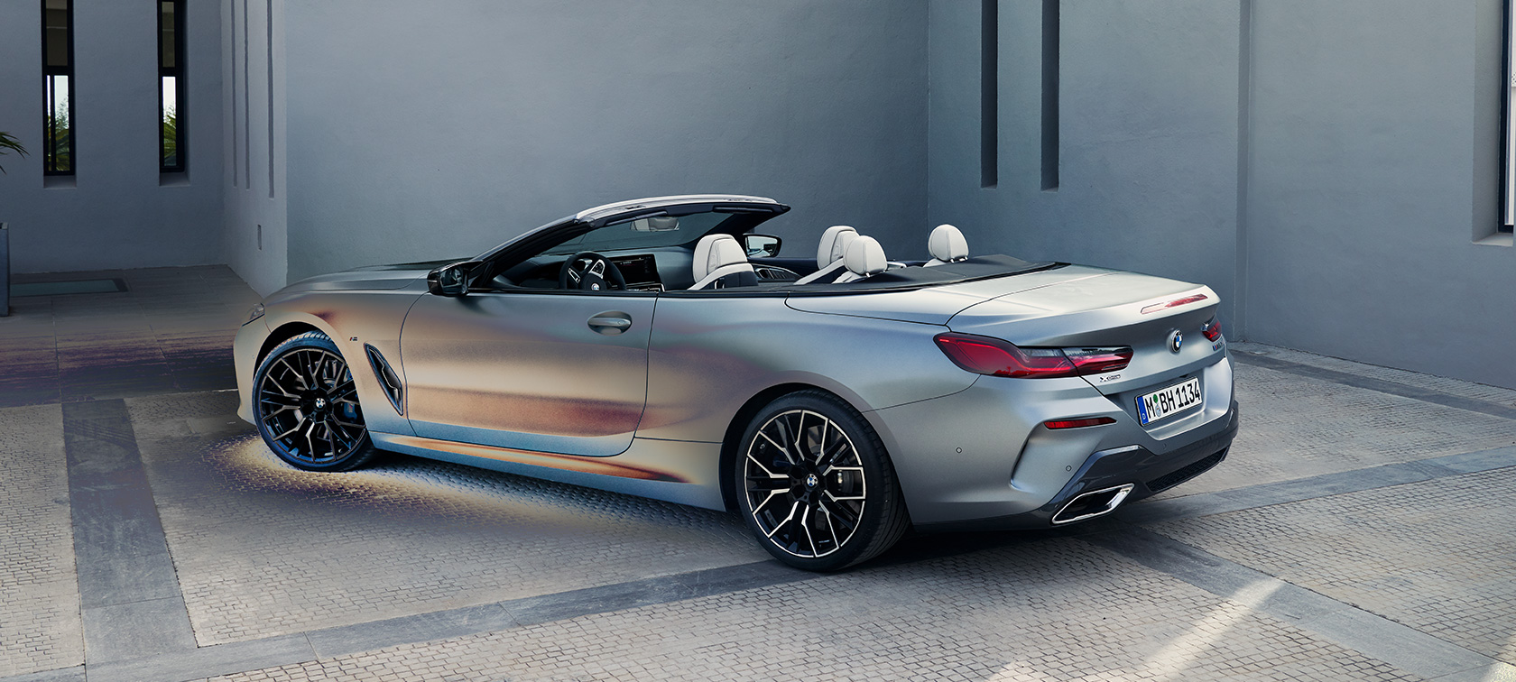Vue de trois quarts arrière de la nouvelle BMW M850i xDrive Cabrio G14 LCI restylage 2022 La nouvelle BMW M850i xDrive Cabrio G14 LCI Facelift 2022 BMW Individual Frozen Pure Grey metallic, vue de trois quarts arrière à l'arrêt