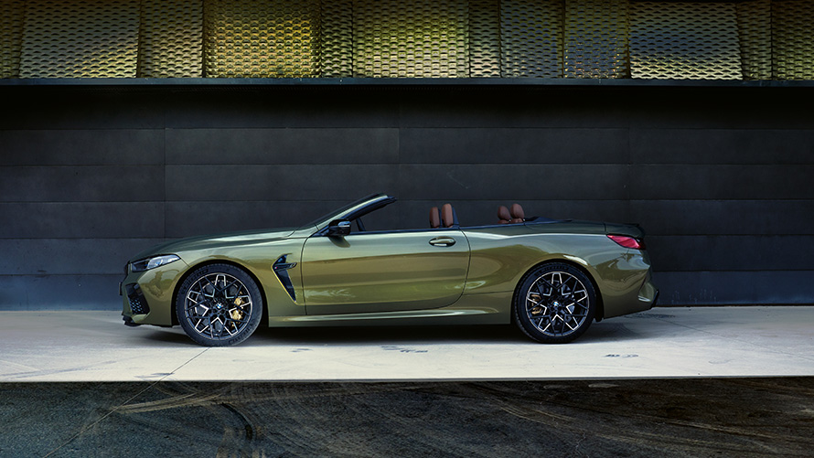 Caractéristiques techniques de la nouvelle BMW M8 Competition Cabrio F91 LCI restylage 2022 La nouvelle BMW M8 Competition Cabrio F91 LCI restylage 2022 BMW Individual Brass metallic Vue de profil sur scène Caractéristiques techniques