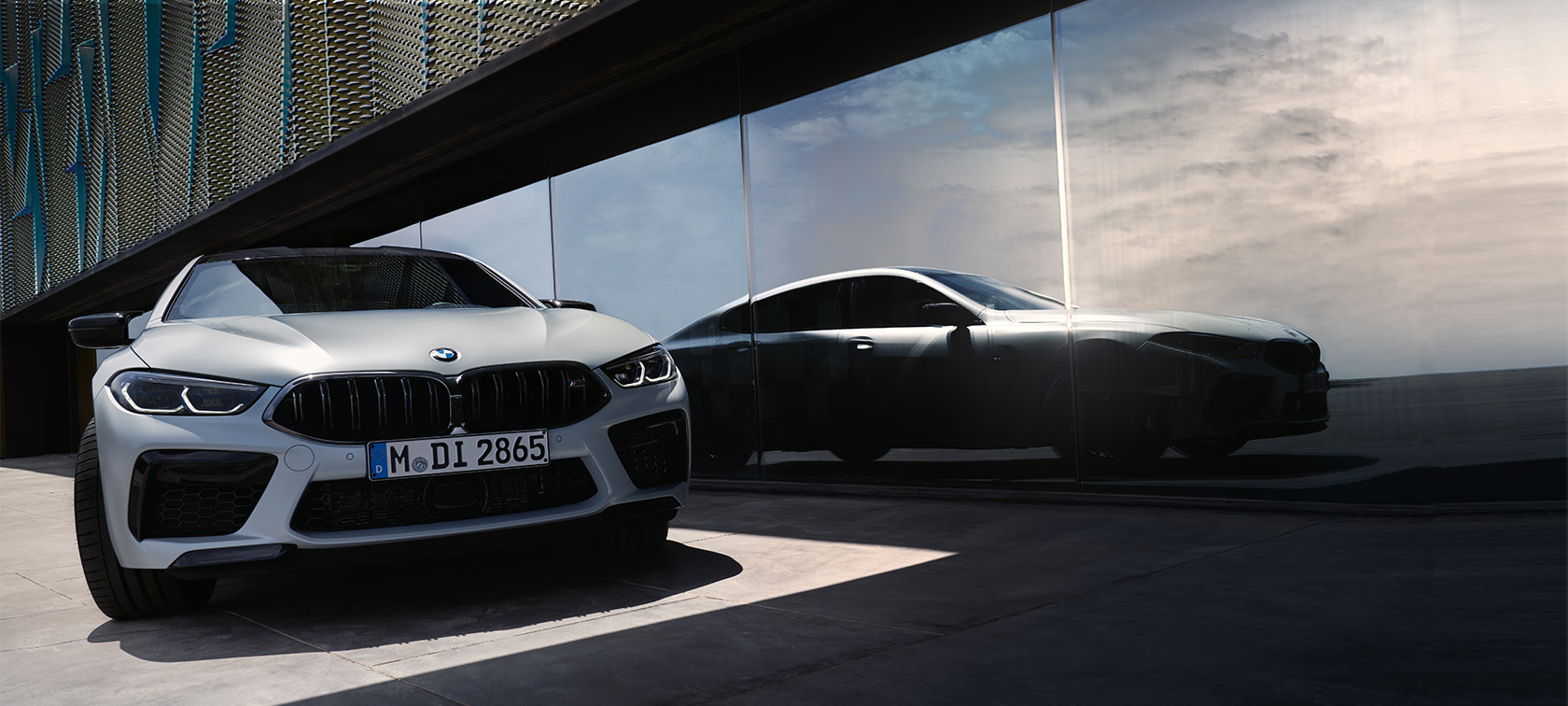 BMW M8 Competition Gran Coupé F93 LCI restylage 2022 BMW Individual BMW Individual Frozen Brilliant White metallic vue de face reflet d’une silhouette dans la vitre avant