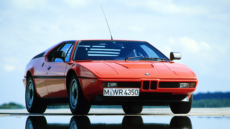 BMW M1 E26, vue de trois quarts avant en stationnement Modèles BMW M BMW M1 E26 vue de trois quarts avant en stationnement