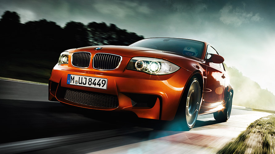 BMW Série 1 M Coupé E82, vue de trois quarts avant en mouvement sur la route Modèles BMW M BMW Série 1 M Coupé E82, vue de trois quarts avant en mouvement sur la route