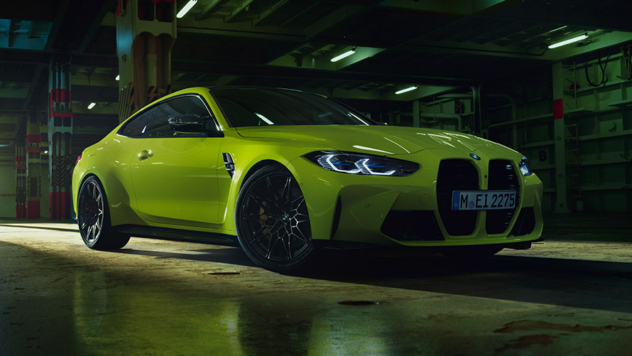 BMW M4 G82, vue de trois quarts de profil en stationnement Modèles BMW M BMW M4 G82, vue de trois quarts de profil en stationnement