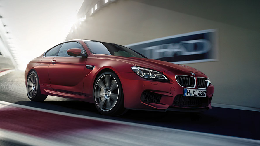 BMW M6 F13, vue de trois quarts de profil en mouvement sur la route Modèles BMW M BMW M6 F13, vue de trois quarts de profil en mouvement sur la route