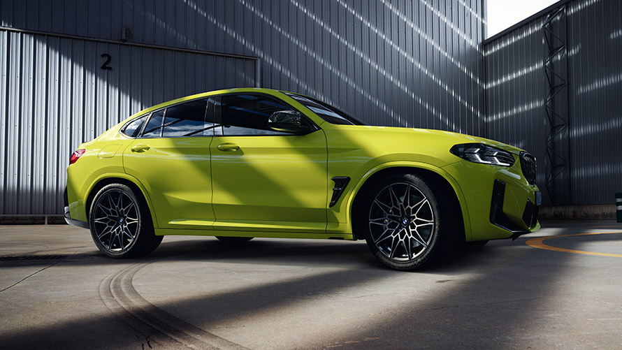 BMW X4 M F98 MP, vue de profil en stationnement Modèles BMW M BMW X4 M F98 MP, vue de profil en stationnement