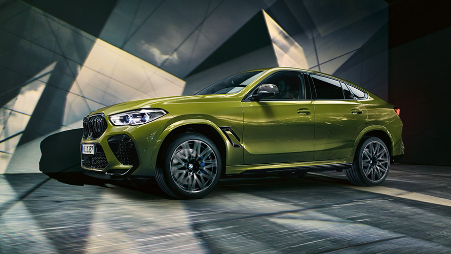 BMW X6 M F96, vue de trois quarts de profil en stationnement Modèles BMW M BMW X6 M F96, vue de trois quarts de profil en stationnement