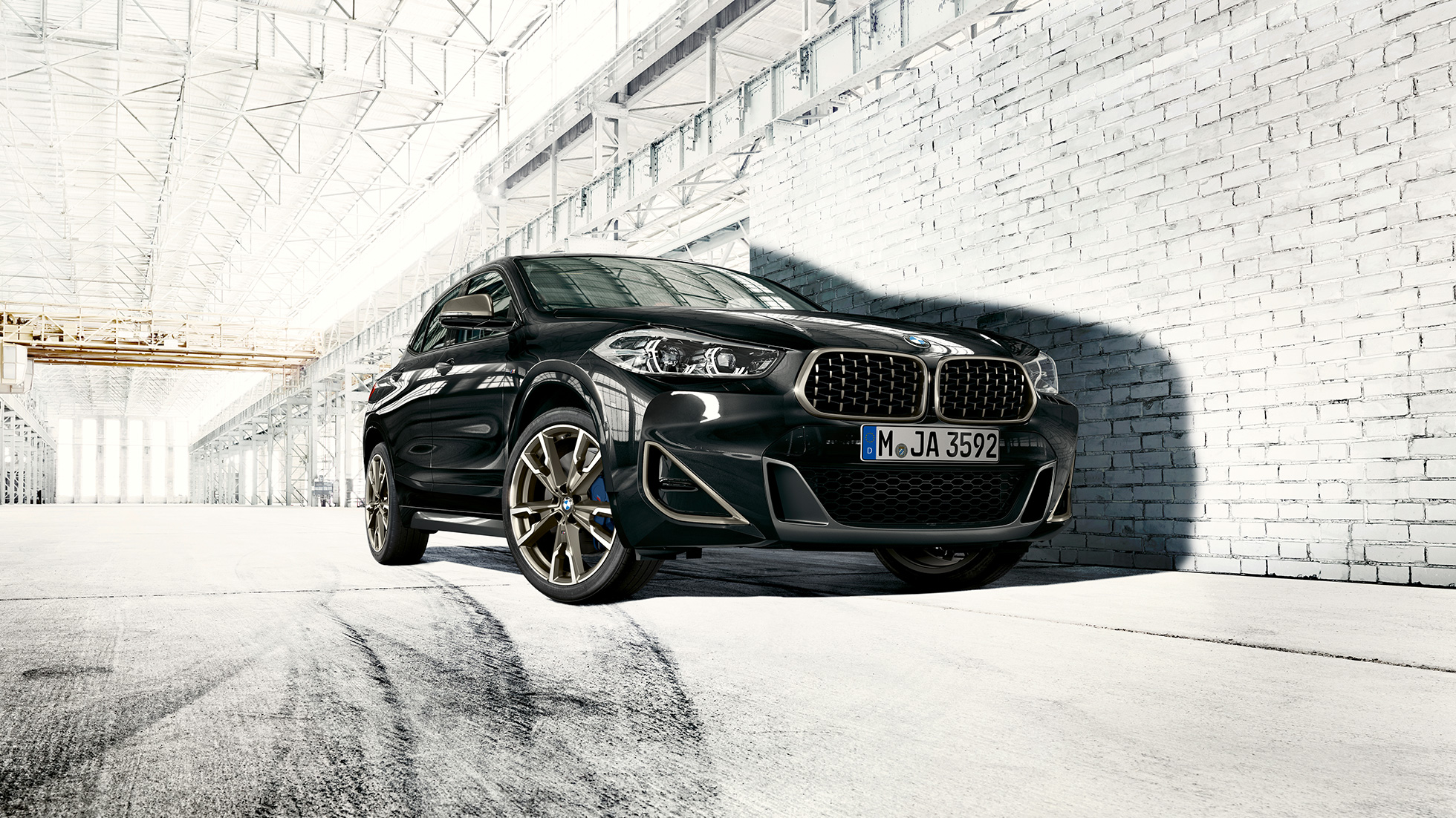 Doubles naseaux de la BMW X2 M35i Doubles naseaux de la BMW X2 M35i Saphirschwarz metallic F39 vue de trois quarts avant