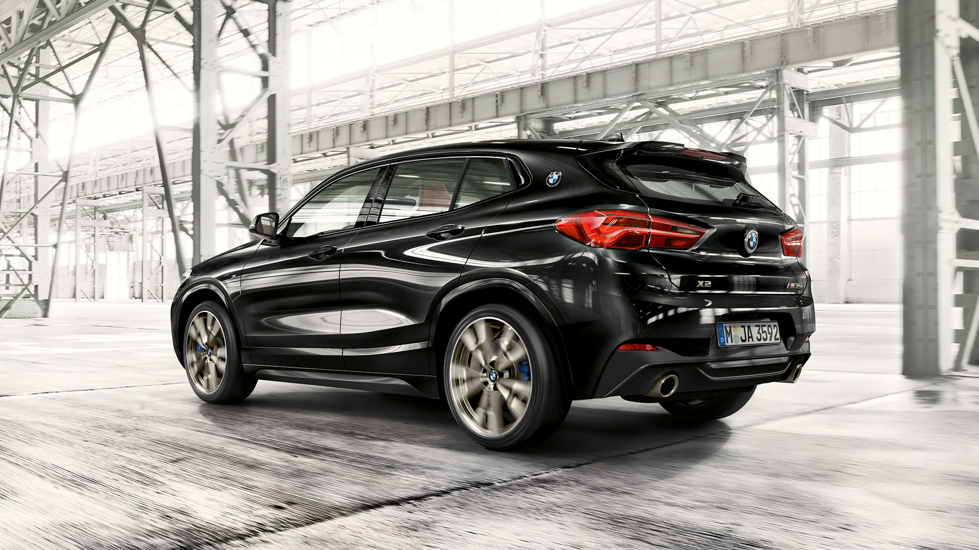 Spoiler arrière M en cuir de la BMW X2 M35i Spoiler arrière M de la BMW X2 M35i Saphirschwarz metallic F39 vue de trois quarts arrière