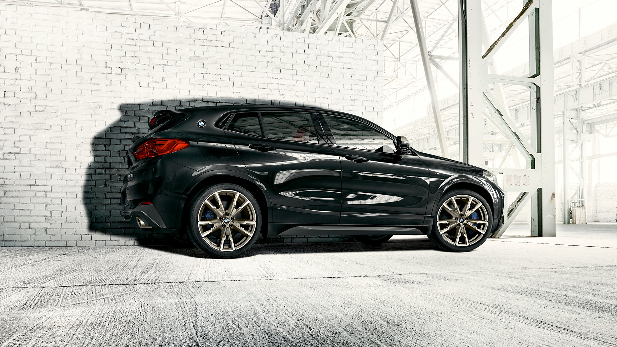 Jantes M en alliage léger de la BMW X2 M35i Jantes M en alliage léger de la BMW X2 M35i Saphirschwarz metallic F39 vue de profil