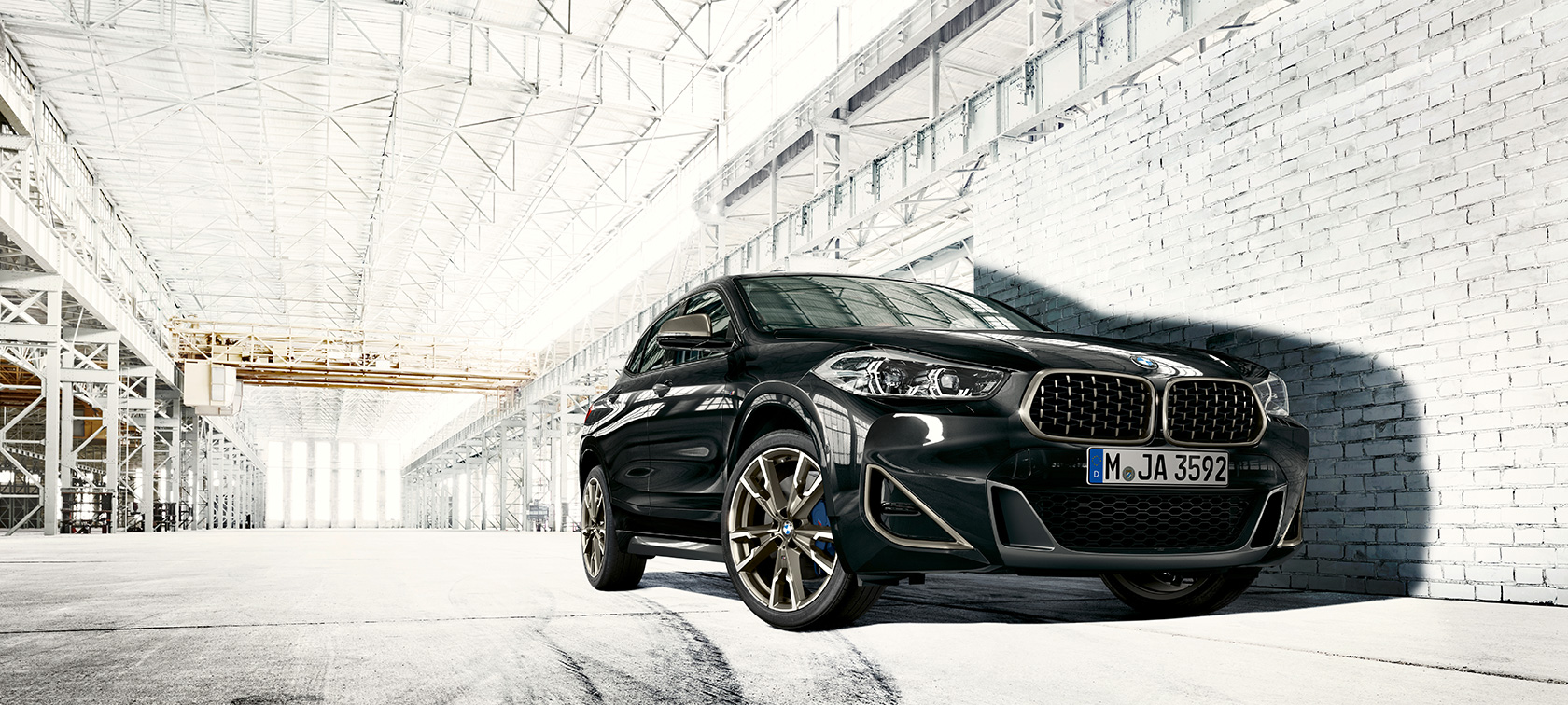Vue en contre-plongée BMW X2 M35i Vue en contre-plongée de la BMW X2 M35i Saphirschwarz metallic F39 2018