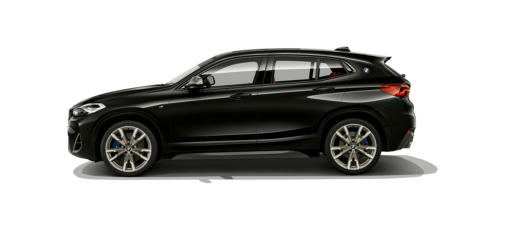 Vue de profil de la BMW X2 F39 Vue latérale de la BMW X2 M35i 2018 F39 Saphirschwarz metallic
