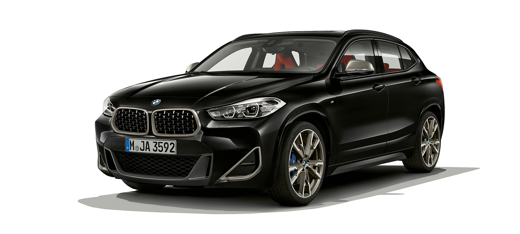 Vue de trois quarts avant de la BMW X2 M35i F39 Vue de trois quarts avant de la BMW X2 M35i 2018 F39 Saphirschwarz metallic